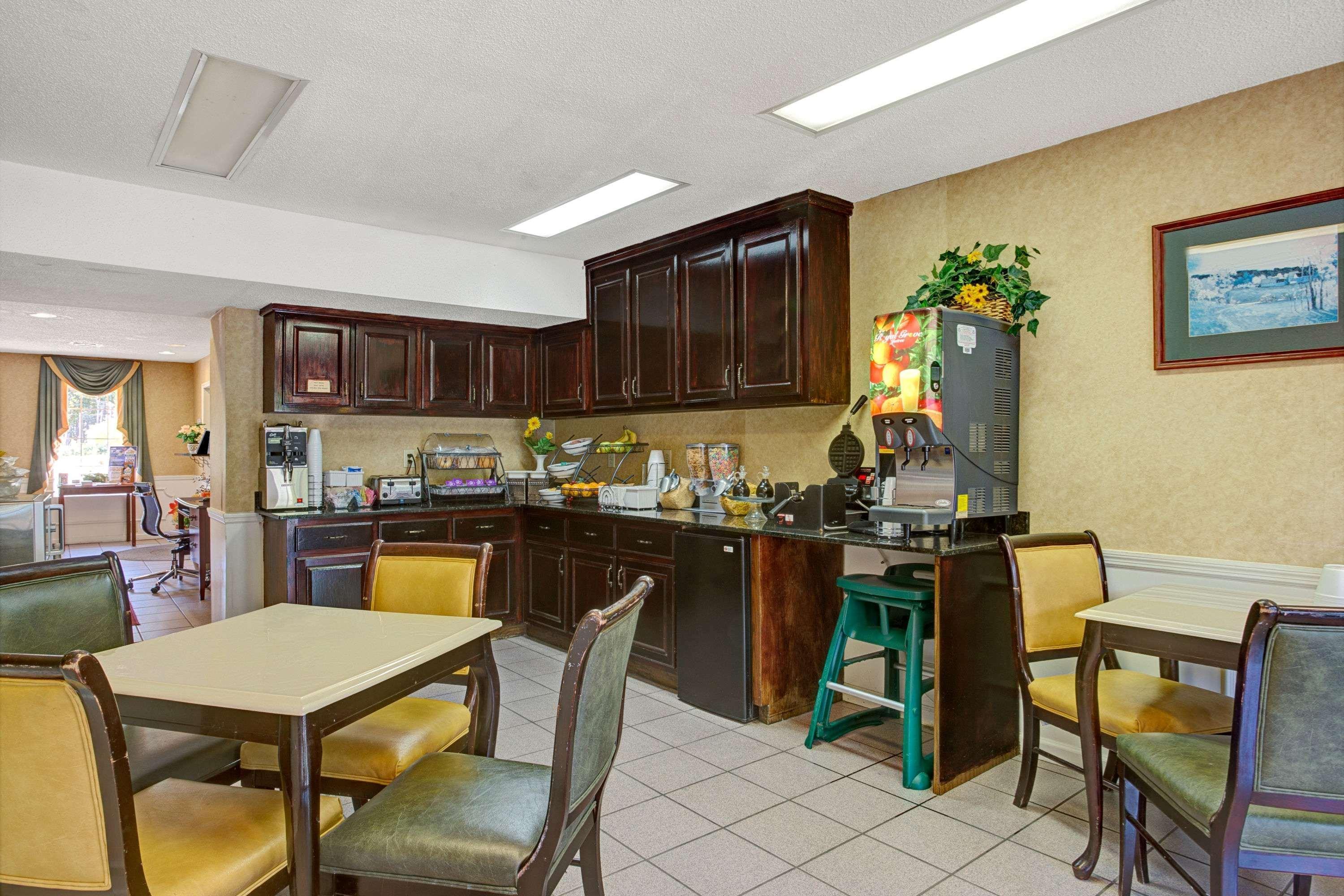 Hotel Baymont By Wyndham Smithfield Esterno foto